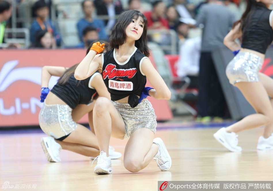 近景特写下，宝贝妆容精致，笑容极具感染力，诠释着属于CBA的另一种魅力。