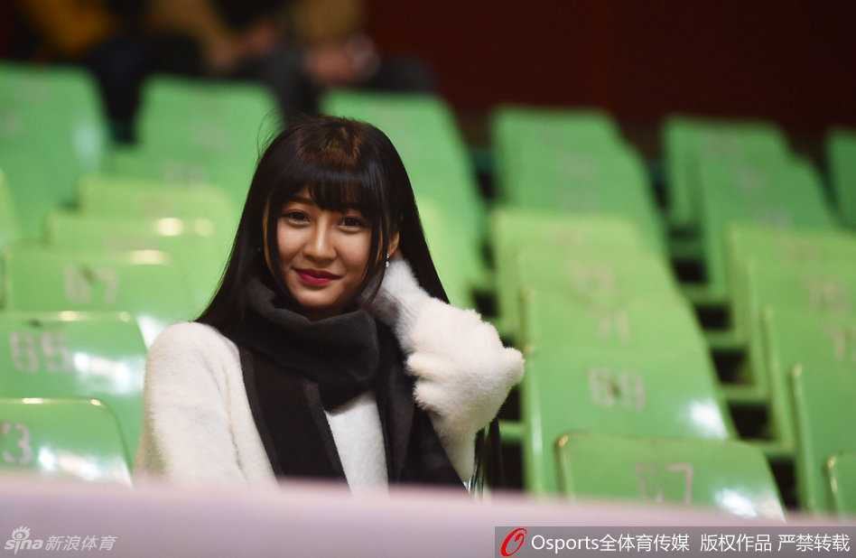 一位长发披肩的拉拉队员回眸一笑，手中彩球飞舞，眼眸中闪烁着如星辰般的光芒