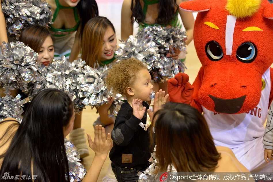 在比赛间隙，这位可爱的篮球宝贝伸出手，与看台上的小球迷轻轻击掌，传递着赛场内外的温暖与快乐