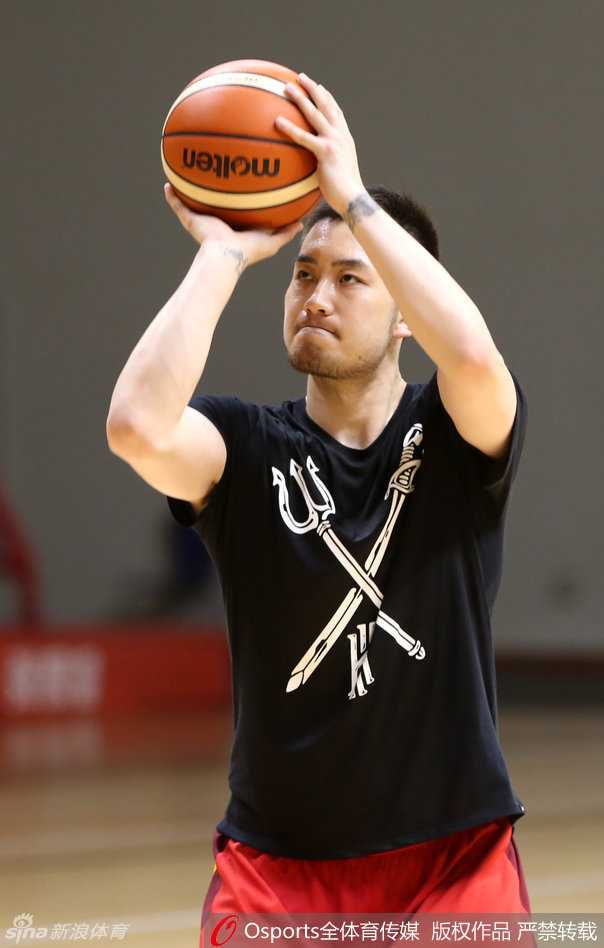 睢冉在进行罚球训练，全神贯注地瞄准篮筐，准备出手