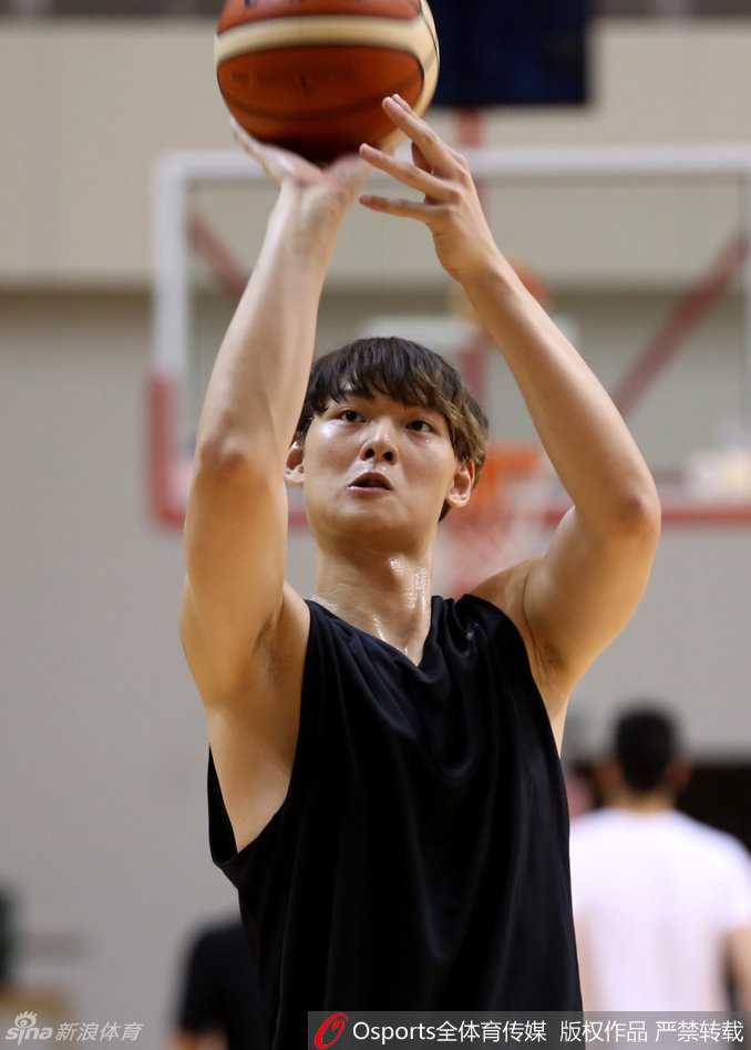 王哲林在训练中进行发球练习，动作标准，为战术配合做准备