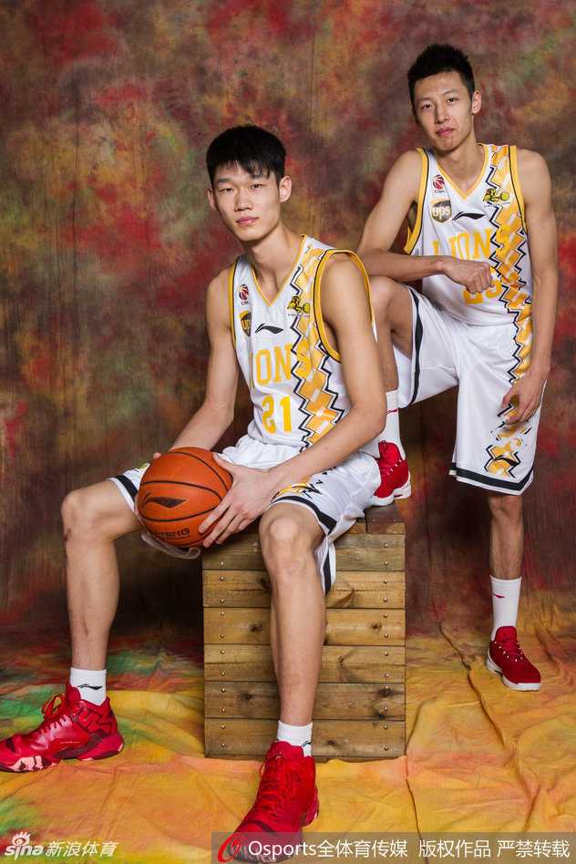 胡金秋在篮下卡位要球，瘦削的身躯对抗着更壮实的对手，额头上的汗珠折射出他训练中的全力以赴