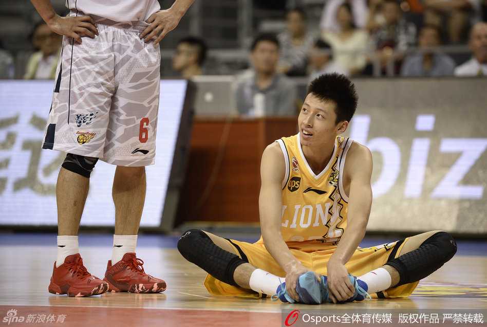 训练结束后，赵岩昊和胡金秋并肩坐在场边，两人认真听着教练的战术分析，眼神中透露着超越年龄的专注