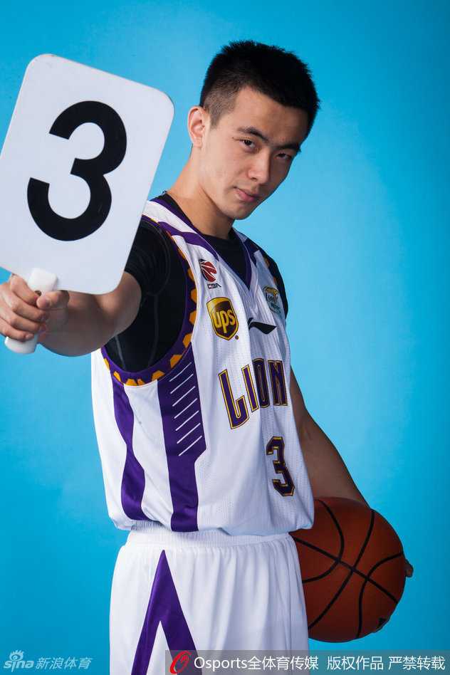 赛场上赵继伟运球疾驰，身形灵动如一道闪电，完美诠释了“小粗溜”的风采