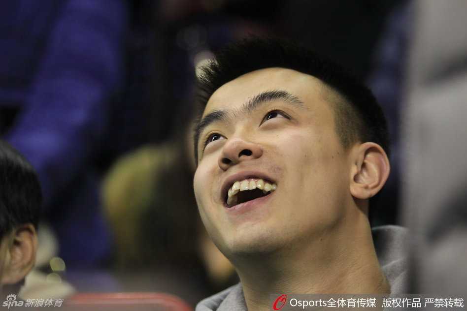 面对严密防守，赵继伟沉着指挥队友跑位，他的双眼仿佛能洞察全场每一个机会