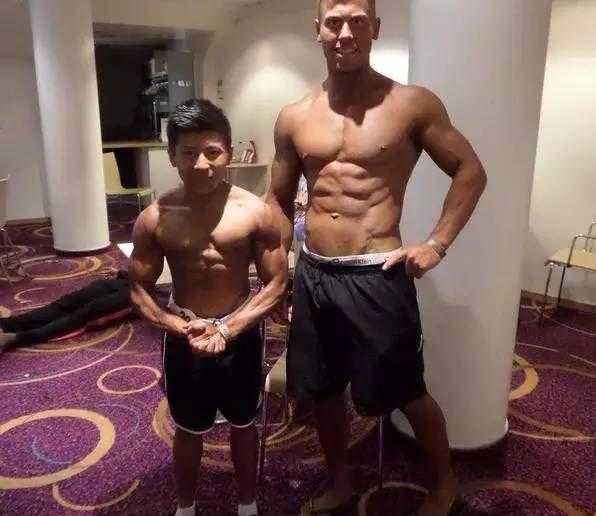 与两位健身圈的前辈合影时，即使需要蹲下身来迁就镜头，他们的脸上也写满了对这位小个子勇士的敬佩。在这一刻，肌肉与肌肉之间，只有英雄相惜。