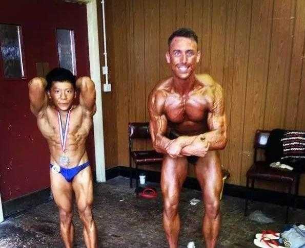 比赛结束后，Choon Tan与女友甜蜜庆祝。身高不够，力量来凑，他不仅能轻松抱起女友，更用强大的内心和责任感，为爱人撑起了一片温暖的天空。