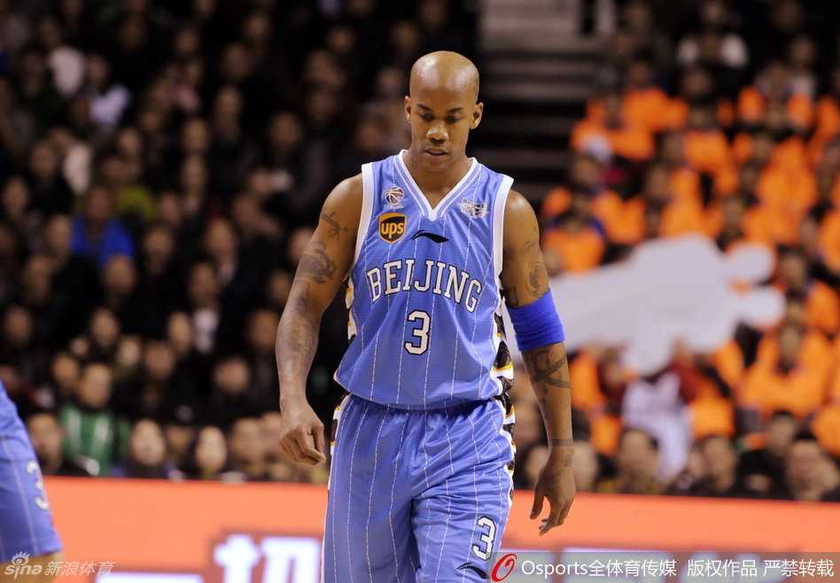 灯光照耀下的马布里，身披北京队战袍，留给镜头一个孤独而坚毅的背影。他正持球面对辽宁队的重重围堵，这位昔日的城市英雄，在这场对决中拼尽全力，却难阻球队失利的步伐。