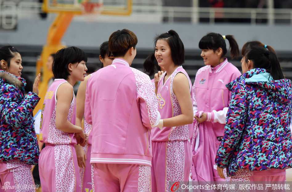 辽宁女篮客场大胜河南占得先机,季后赛门票近在咫尺 客场战胜强敌后,辽宁女篮全体队员在场上围成一圈,尽情庆祝这场来之不易的关键胜利,喜悦之情溢于言表。