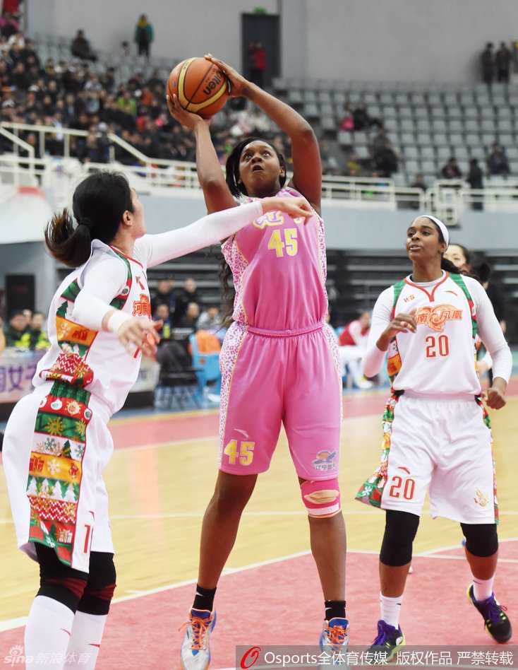 辽宁女篮客场大胜河南占得先机,季后赛门票近在咫尺 面对河南队的严密防守,辽宁外援利用强壮的身体强行挤开防守,在身体失衡的情况下依然将球送入篮筐,展现出了极强的个人能力。