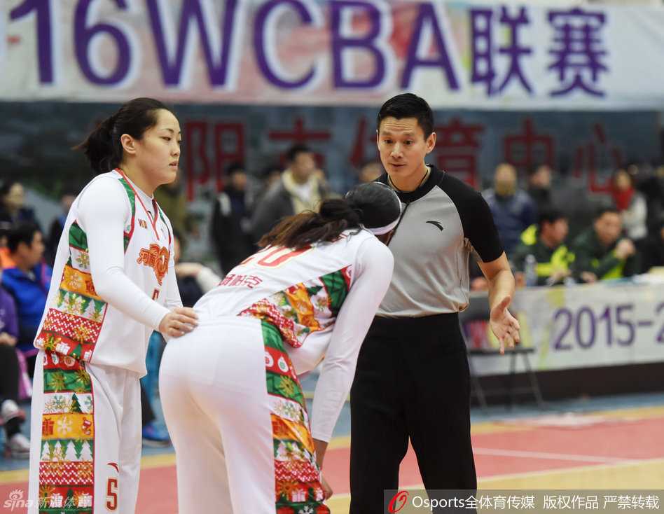 辽宁女篮客场大胜河南占得先机,季后赛门票近在咫尺 河南队外援帕克在防守失位后,情绪激动地冲向裁判,大声质疑刚才的判罚,脸上写满了不解与焦急。