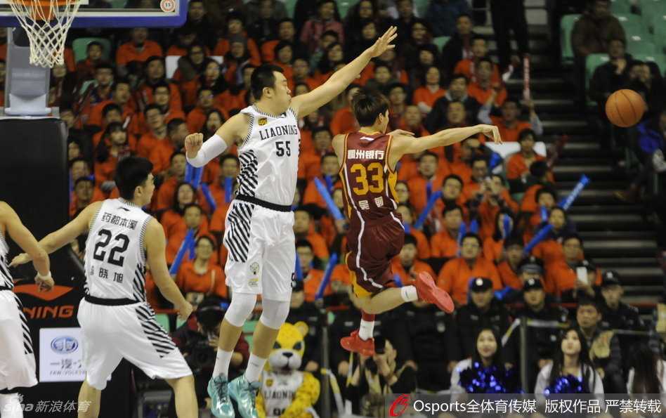 “大白”韩德君犹如泰山压顶，腾空而起，用一记遮天蔽日的封盖将对手的上篮意图扼杀在摇篮之中。