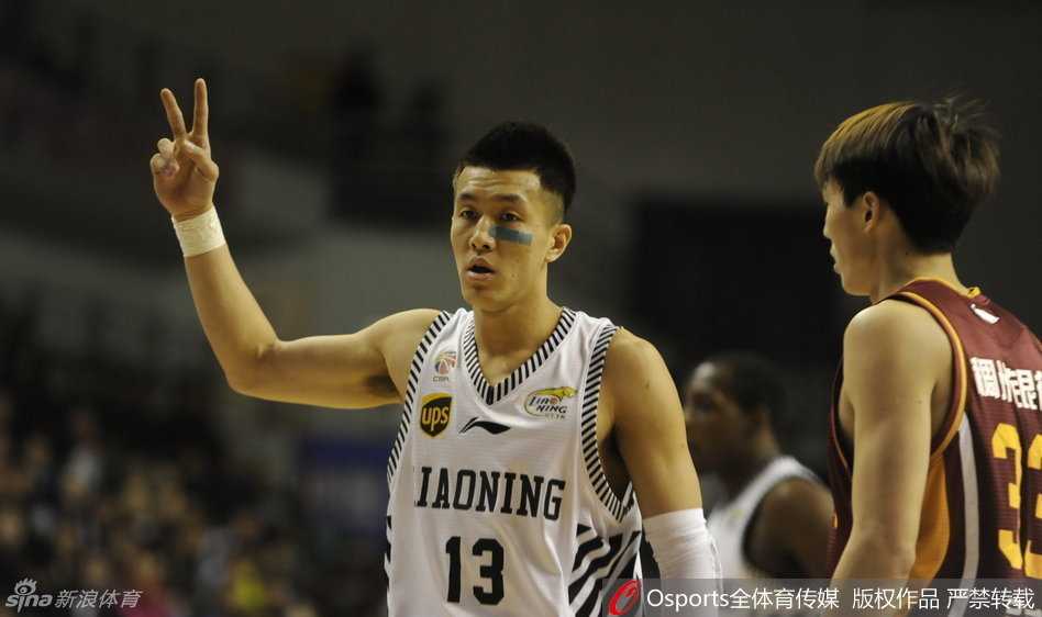 郭艾伦弯下腰肢，运球如飞，面对巴赫拉米的贴身紧逼，他眼神犀利，仿佛下一秒就要撕裂对方的防线。