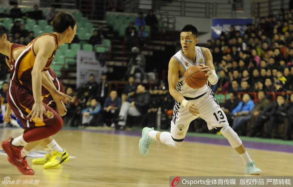 辽宁内线悍将李晓旭果断跳投，皮球在空中划出一道优美的弧线，而他对面的防守悍将查尔斯则只能望球兴叹。