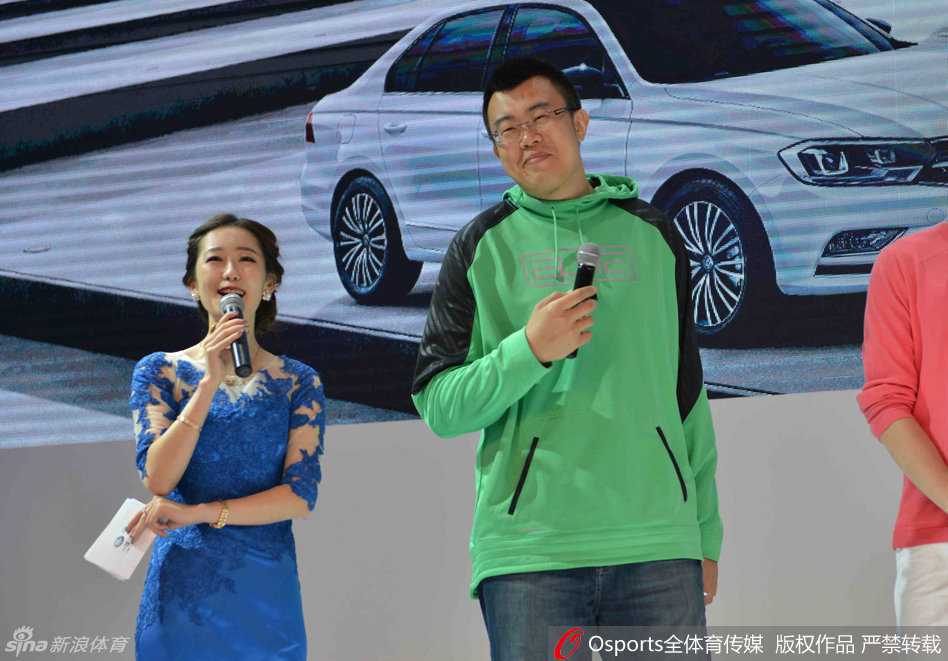 韩德君在车展上与主持人互动，呆萌的表情和圆润的身材让他即使不说话也成为了全场焦点，萌态十足的模样引得众人欢笑。