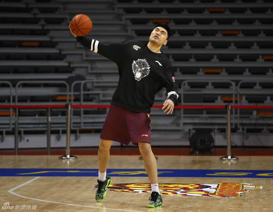 内线支柱韩德君身穿训练服，一脸认真地接着电话，神情与赛场上凶猛拼抢时形成有趣的反差萌