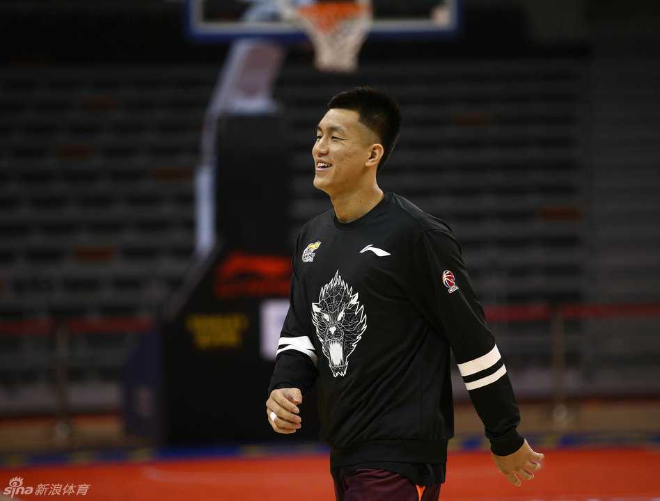 核心后卫郭艾伦在训练场上开怀大笑，露出整齐的牙齿，眼神里满是对篮球纯粹的热爱与自信