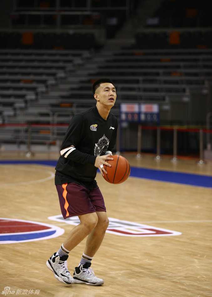 郭艾伦运球突破后干拔跳投，身体在空中完全舒展，指尖轻柔地将球拨出，动作一气呵成极具美感