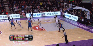 辽宁队长杨鸣犹如飞火流星，不顾一切将即将出界的篮球奋力拨回，点燃了全场反击的号角