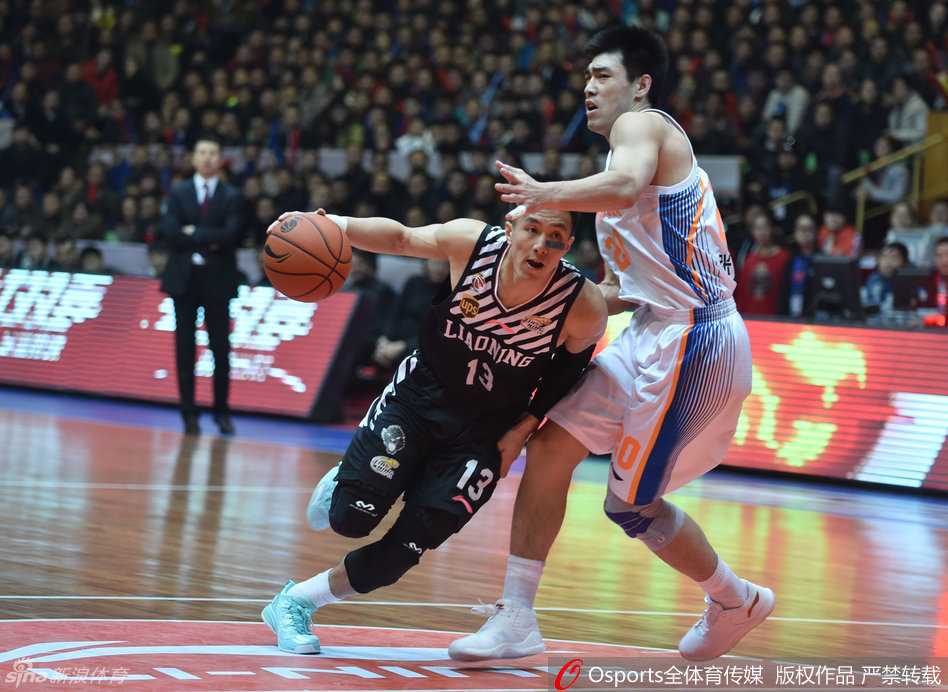 兰多夫与哈达迪内线激烈卡位，肌肉碰撞，两人眼神中充满对胜利的渴望