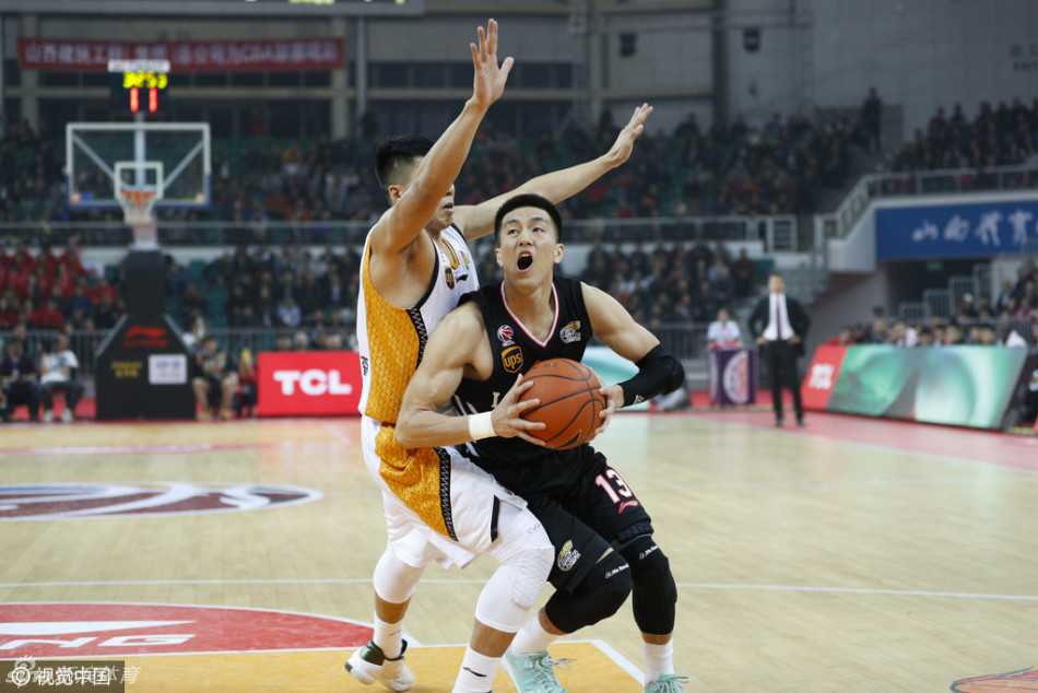 胜负已分，温情不减。山西队主帅许晋哲弯腰扶起拼到力竭的爱徒曾令旭，这一幕超越了比赛的胜负，诠释了篮球的真谛。