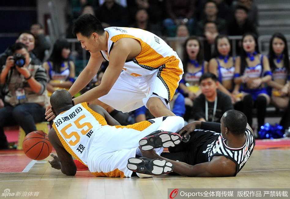 郭艾伦如离弦之箭般直插对手腹地，眼神坚毅地盯着篮筐，山西队的段江鹏正尽全力贴防，试图阻挡这位冲击力十足的后卫。