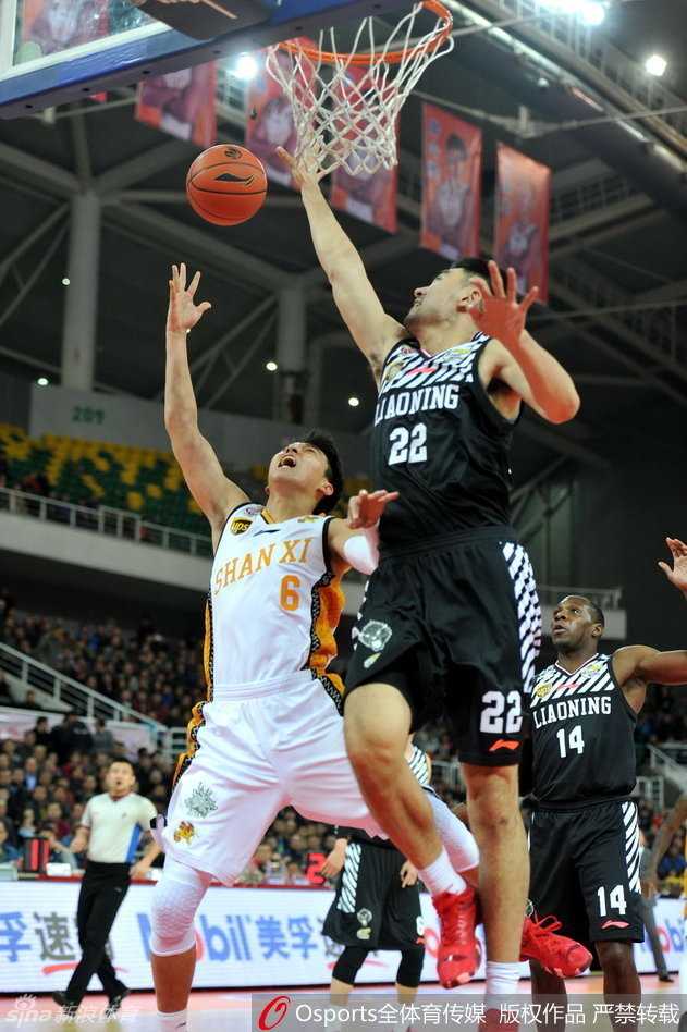 郭士强指导在死球期间将队员们聚拢在身旁，他神情严肃地画着战术板，队员们围成一圈认真聆听，场边是受伤倒地的赵继伟。