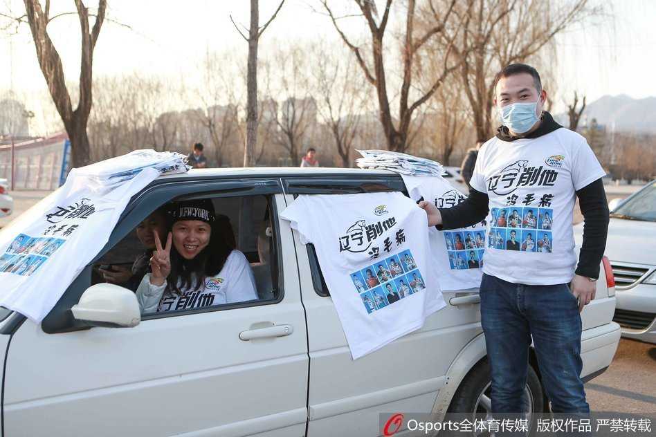 沈阳桃仙机场到达大厅，数百名球迷将通道围得水泄不通，一件件助威T恤连成白色的海洋，大家高举手机只为拍下归来的球员，送上家乡的问候。