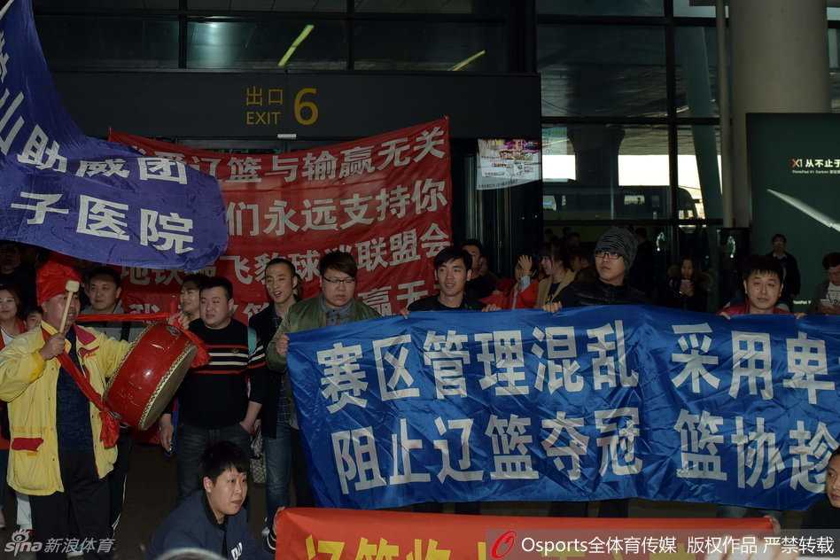 尽管辽篮最终被迫从贵宾通道离开，但大批痴心的球迷依然不肯散去，他们高举着手机和标语，目光紧紧追随着球队大巴离去的方向。