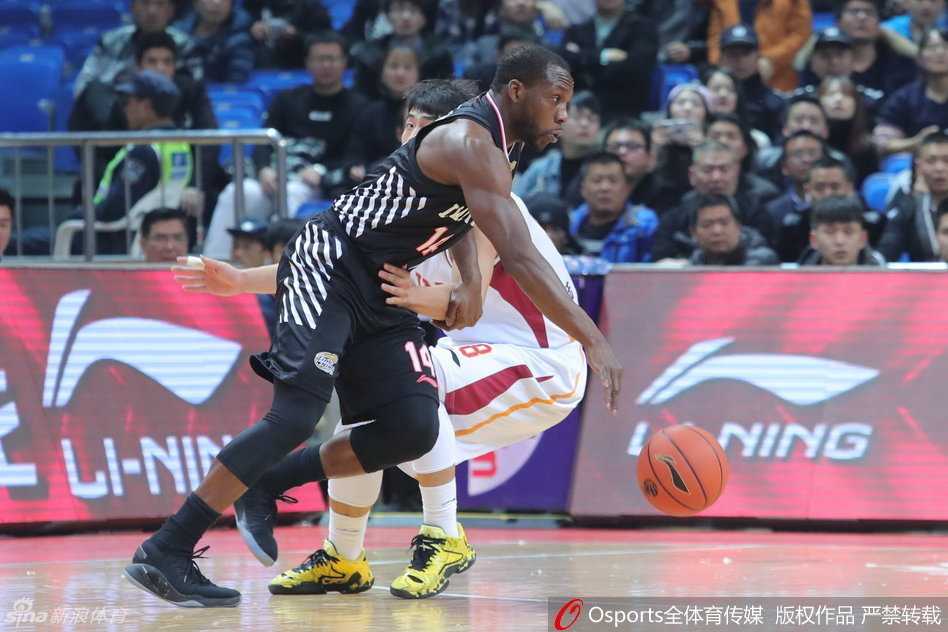 张永鹏顶开防守强行起飞，在对抗中身体完全舒展，以强悍的姿态将球送向篮筐