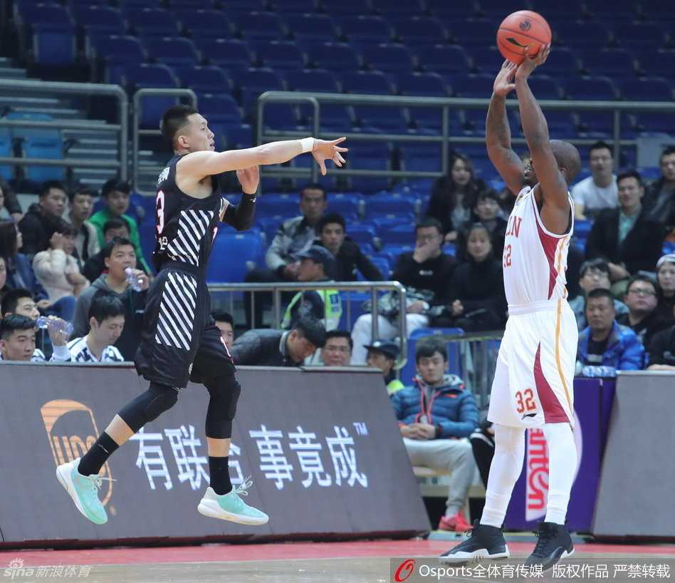 夏钰博在人群缝隙中闪转腾挪，手腕轻柔一挑，篮球擦板稳稳落入篮筐完成得分
