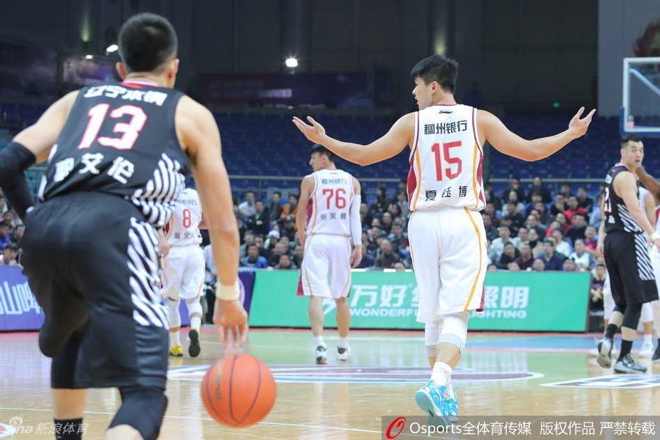 兰多夫在肌肉丛林中高高跃起拼抢篮板，青筋暴起的面部表情写满了对胜利的渴望