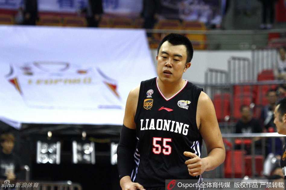 深圳队内线李慕豪与辽宁队韩德君在禁区内展开激烈争夺，两人肌肉紧绷，手臂纠缠，为争夺有利位置互不相让。