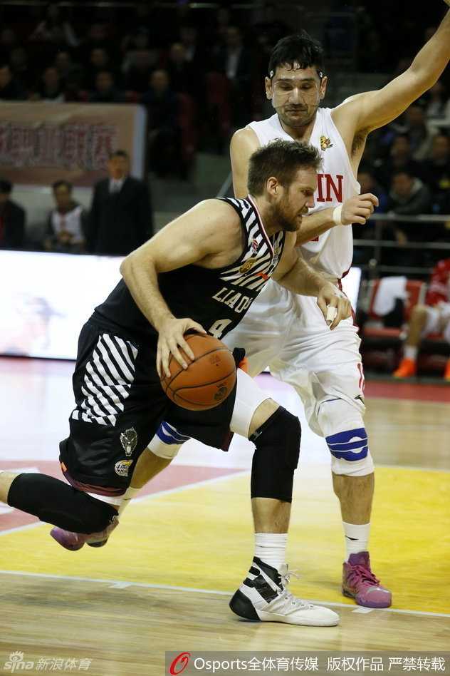 终场哨响，辽宁众将激动地聚在一起，汗水与笑容交织，共同庆祝这场来之不易的客场胜利。