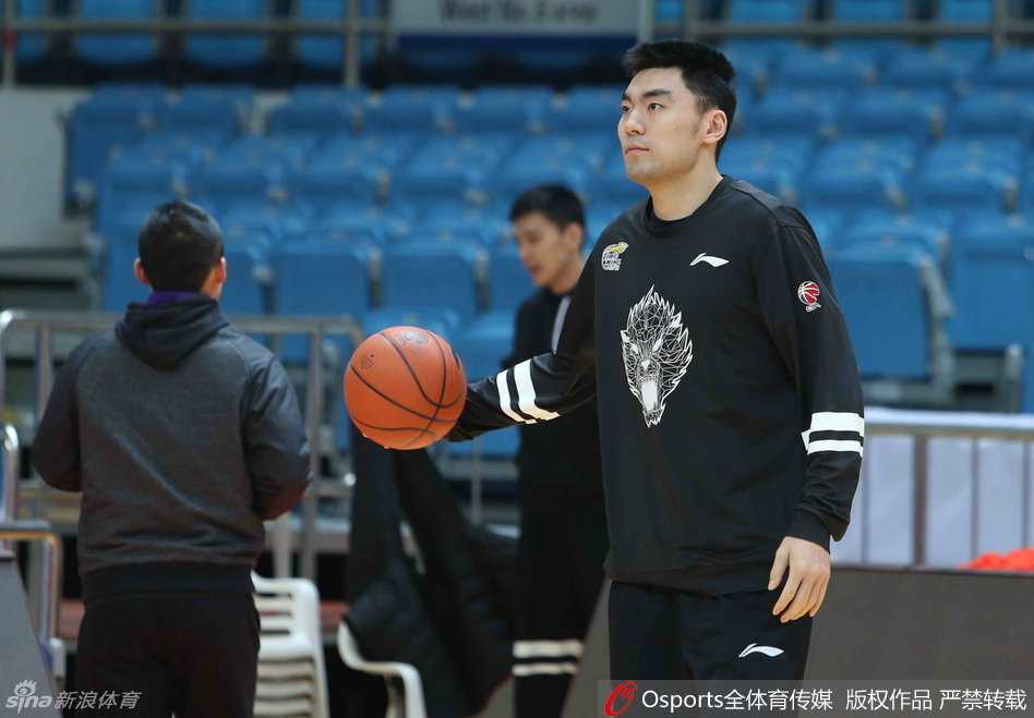 李晓旭在一次拼抢中霸气十足，肌肉线条在对抗中紧绷，展现出“举哥”在内线无人能挡的硬汉本色。