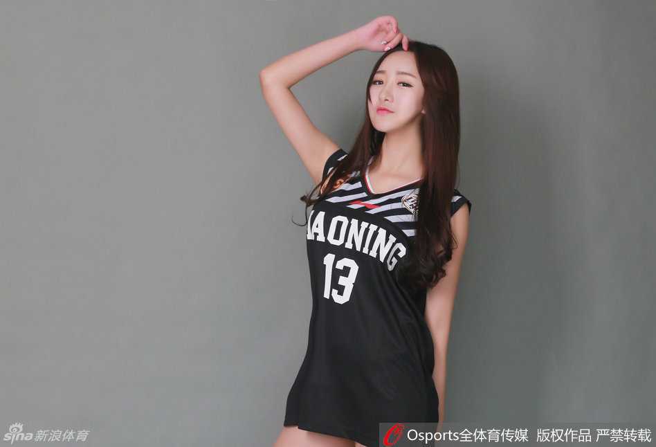 中场休息时，啦啦队宝贝们换上一身白色的闪耀装束，在场地中央随着动感音乐扭动身姿，她们充满活力的表演让紧张激烈的赛场氛围得到舒缓，也为下半场的鏖战蓄力。