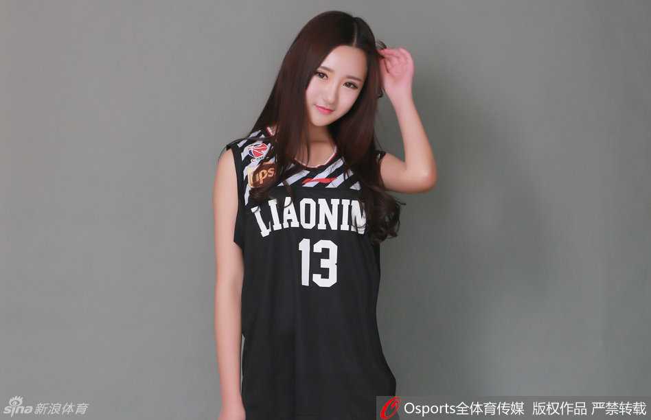 在球队暂停期间，辽篮宝贝们迅速集结，在场地中央摆出整齐的队列，她们高挑匀称的身材和整齐划一的动作，成为比赛间隙最吸引眼球的视觉盛宴。