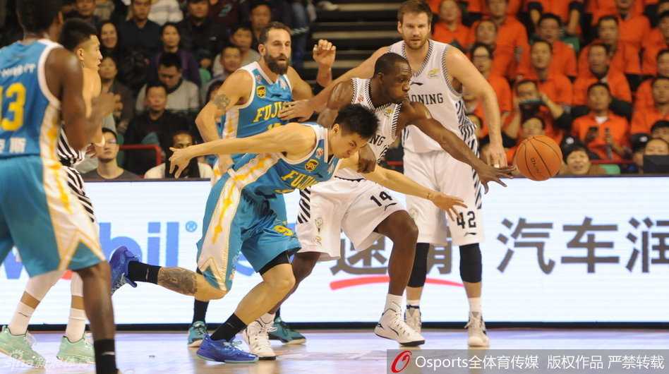 韩德君仰天长啸怒吼，青筋暴起，心中的不甘与对胜利的渴望全写在脸上