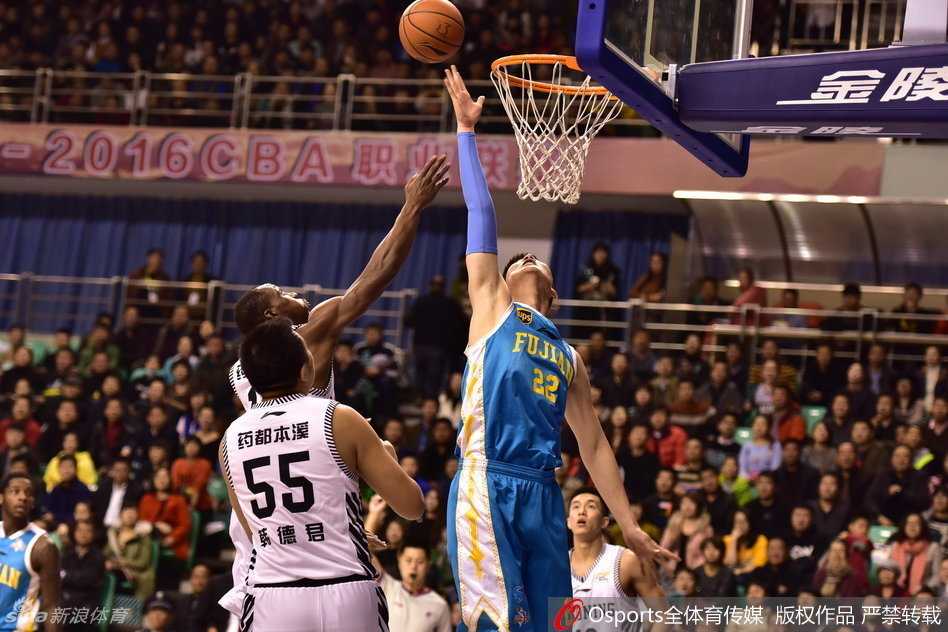 王哲林背身顶防后强势攻篮，面对两人包夹依然果断出手，肌肉碰撞声仿佛穿透画面