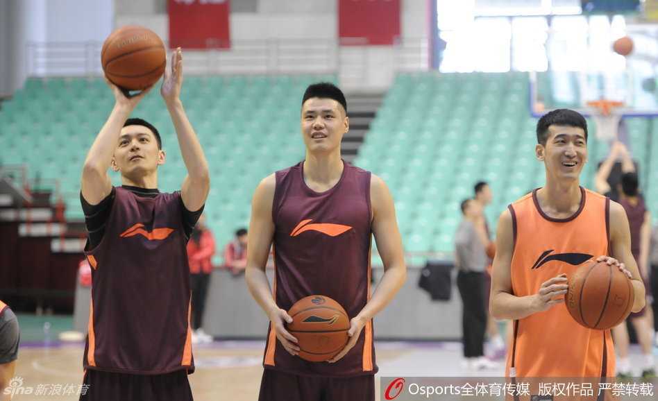 贺天举无视伤病阴影，在训练中专注地投篮，曾经的“鹈鹕名宿”渴望找回火热手感。