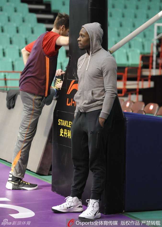 外援哈德森因脚踝扭伤，只能无奈地坐在场下，眼神中满是对战局的关切与一丝不甘。