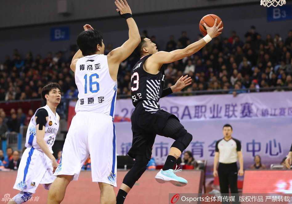 杨鸣加速突破如翩翩少年，与对手激烈拼抢后双双倒地，全力争胜精神令人动容