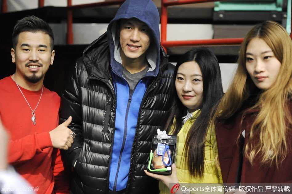 李晓旭和廉明在篮下进行加练投篮，两人神情专注，虽然只是日常训练却仿佛置身于真正的赛场之上。