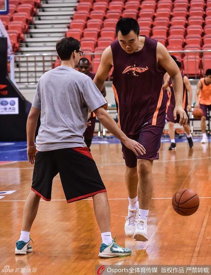 大外援兰多夫在篮下卡位拼抢篮板，肌肉线条分明，这位全能内线在训练中攻防两端都极具存在感，甚至秀起了细腻的运球技术