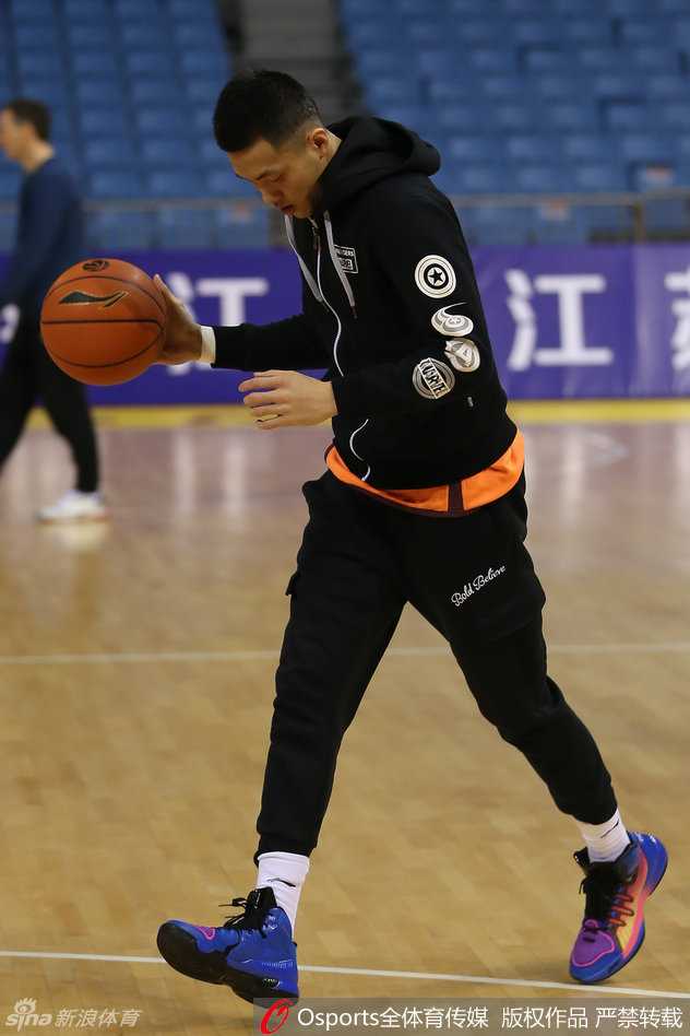 韩德君在对抗训练后寻找投篮感觉，动作扎实稳健，每一次出手都充满了对胜利的渴望和自信。