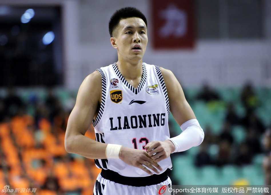 兰多夫在篮下强起，即使面对多人围堵，他依然奋力将球放入篮筐，展现了白魔兽的强硬本色。