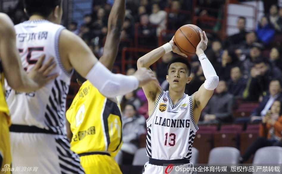 赵继伟组织进攻指挥跑位，年轻脸庞上写满沉稳与冷静