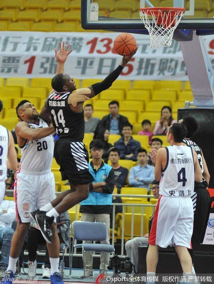 唐正东在内线展现出强大的破坏力，面对两人包夹依然强硬地冲击篮下，捍卫着江苏内线的尊严。