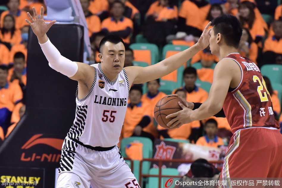 郭艾伦在突破过程中遭遇外线强硬对抗，他侧身护住球，依靠爆发力强行挤过防守，展现亚洲顶尖控卫的风采。