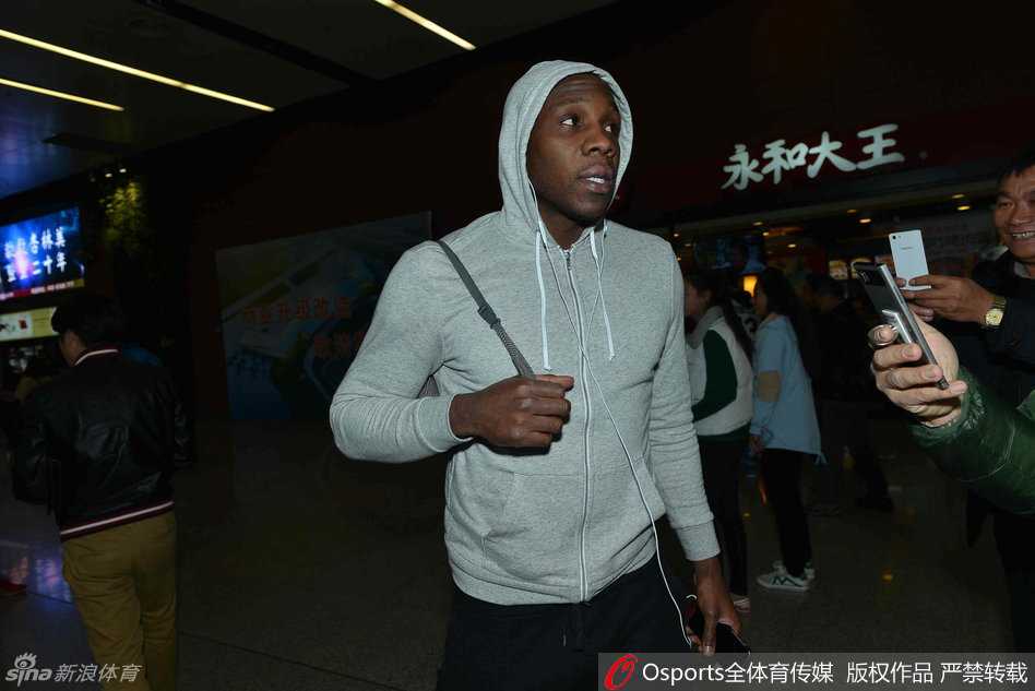 贺天举举起手机与球迷自拍，高大的他弯腰配合，脸上满是温暖的笑意，场面十分温馨